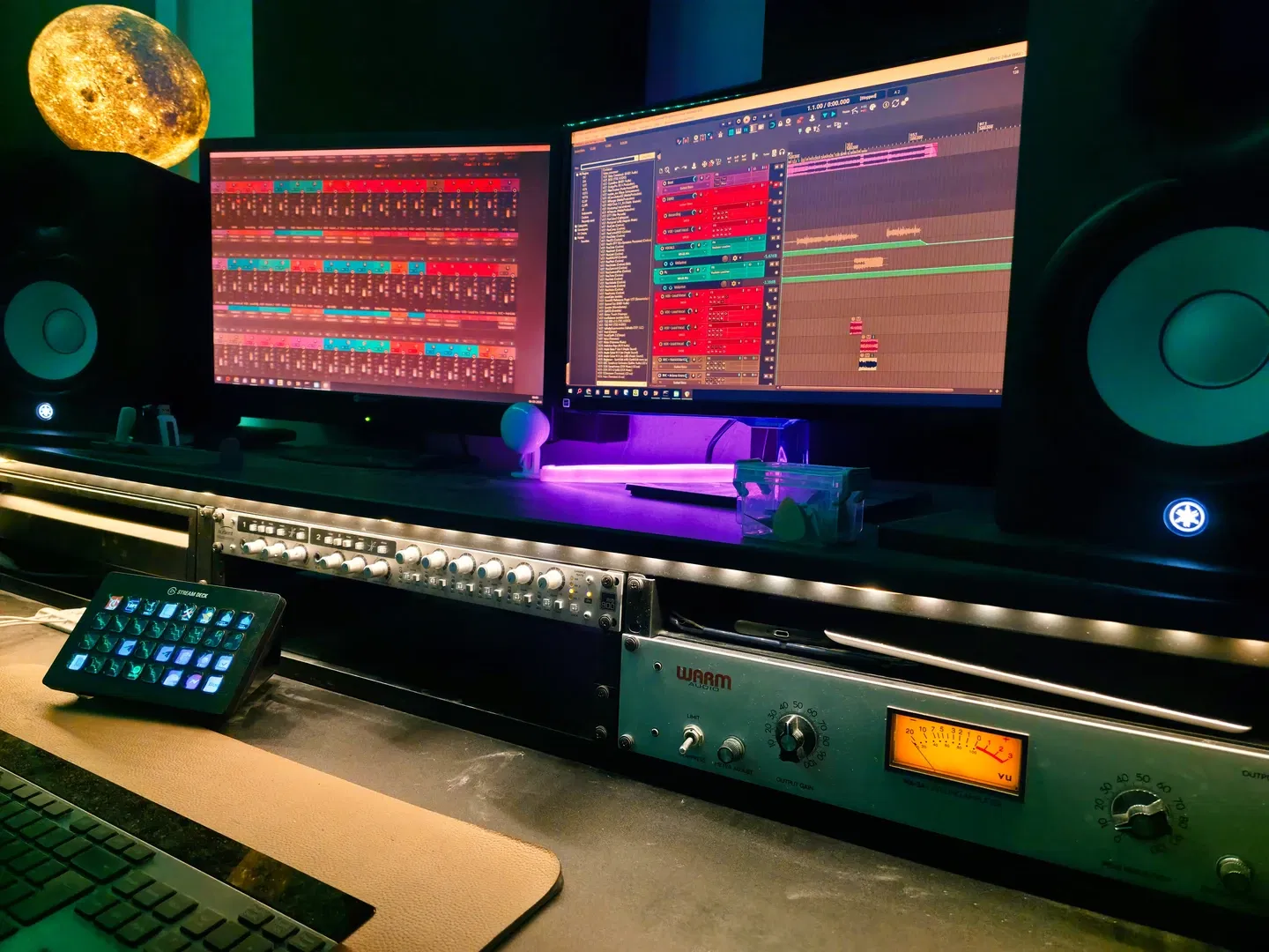 Musikproduktion i et studie med DAW, højttalere og lydudstyr